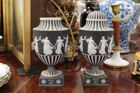 A pair of Wedgwood black jasper urn shaped vases and a cover, c.1913, height 10.5in.